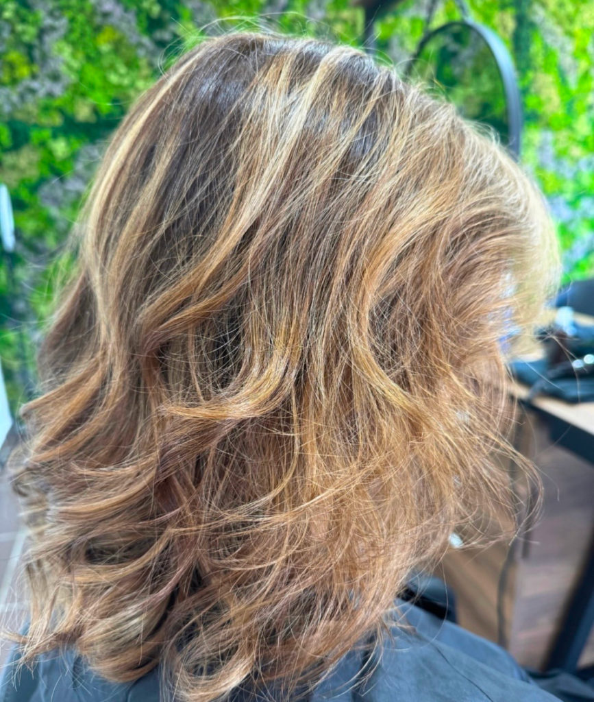 Balayage blond doré sur cheveux mi-longs réalisé dans notre salon de coiffure végétal à Vigneux-sur-Seine