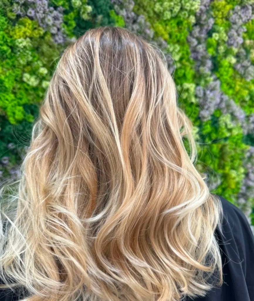 Balayage blond lumineux sur cheveux longs réalisé dans notre salon de coiffure végétal à Vigneux-sur-Seine