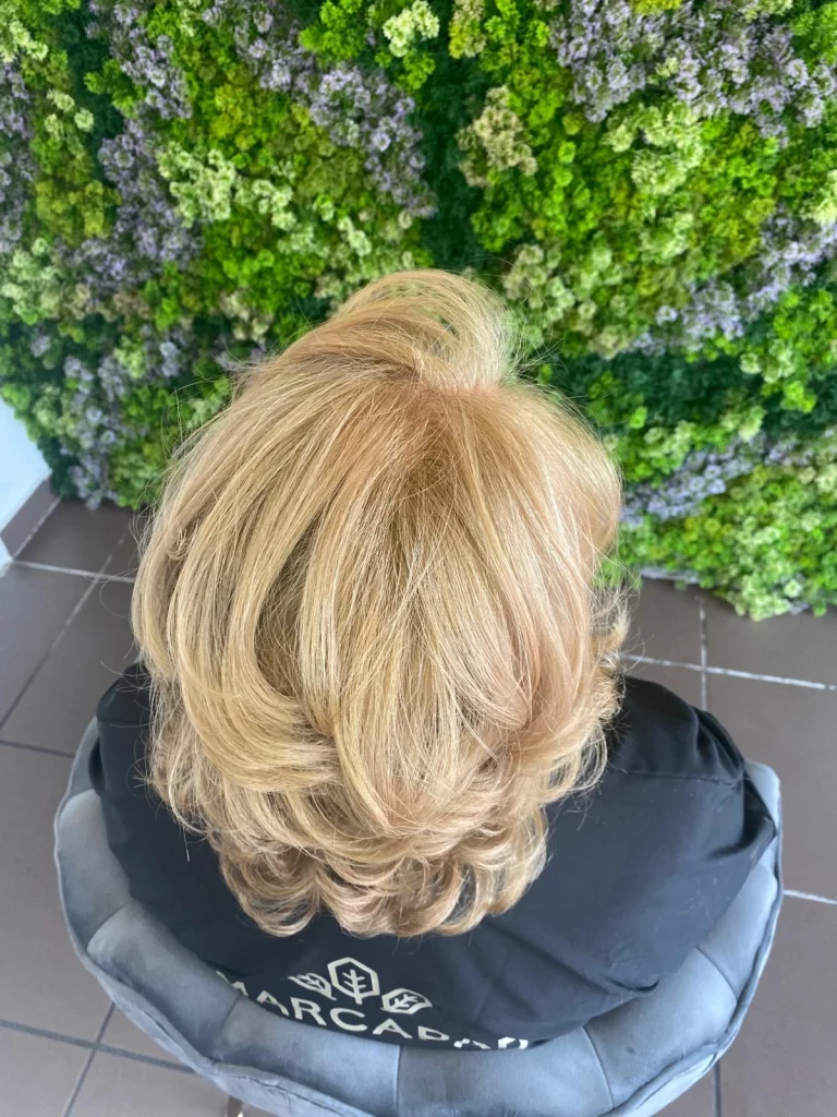 Coloration blond lumineux avec brushing souple réalisée dans notre salon de coiffure végétal & biologique à Vigneux-sur-Seine