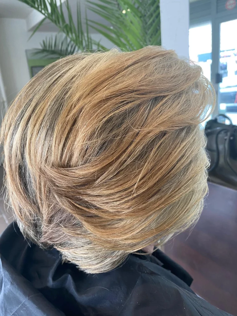 Balayage blond nuancé avec brushing volumineux réalisé dans notre salon de coiffure végétal & biologique à Vigneux-sur-Seine