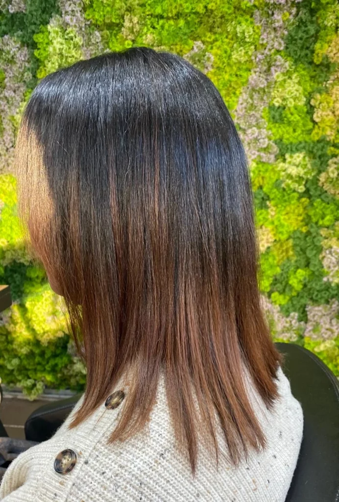 Ombré hair brun caramel sur cheveux lissés réalisé dans notre salon de coiffure végétal à Vigneux-sur-Seine