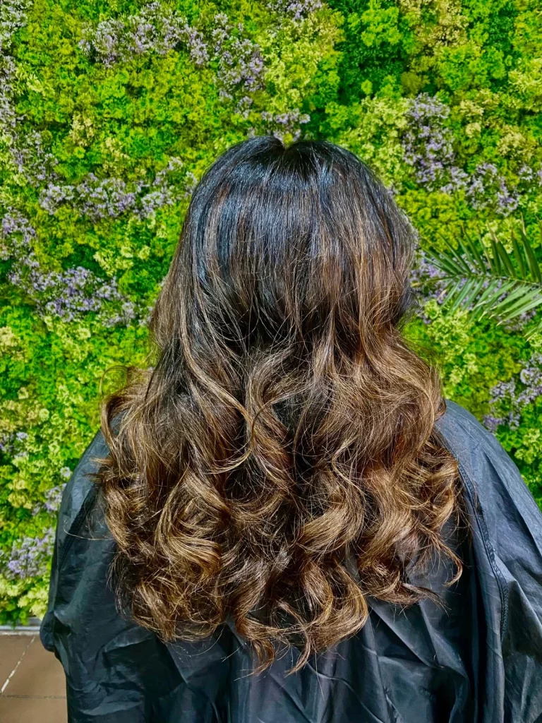 Ombré hair brun caramel sur cheveux lissés réalisé dans notre salon de coiffure végétal & biologique à Vigneux-sur-Seine