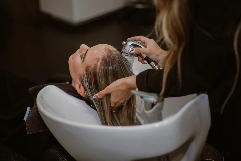 Rinçage des cheveux au bac lors d’un soin en salon